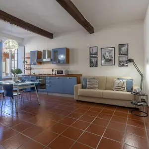 https://a-2-min-dal-museo-della-cattedrale-san-romano-apt.emilia-romagnahotels.net